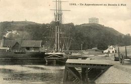 St Brieuc ? * 1904 * Un Appontement Au Bassin à Flot * Bateau Voilier Goëlette LAURA LUVIA - Saint-Brieuc