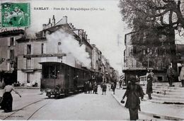 24  // SARLAT // RUE DE LA REPUBLIQUE  TRAIN TRES ANIMEE 1913 - Sarlat La Caneda