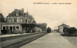 Clisson * La Gare * Ligne De Bordeaux * Arrivée Train Locomotive * Ligne Chemin De Fer - Clisson