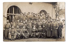 CPA 2956 - MILITARIA - Carte Photo Militaire - Un Groupe De Civils & Soldats à DIJON  ( Abattoir ? ) - Personnages