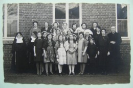 Carte Photo Hannut - Pensionnat Des Soeurs Saint-Coeur De Marie - Vue D'un Groupe De Jeunes Filles   A Voir ! - Hannut