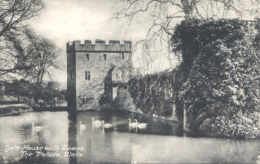 SOMERSET - WELLS - THE PALACE - GATEHOUSE WITH SWANS Som429 - Wells