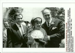 Foto Olycom, Sandra Mondaini E Raimondo Vianello Nel Giorno Del Matrimonio, Testimone Ugo Tognazzi, 1962, Reporters Ass. - Célébrités
