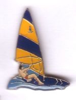 AA39 Pin's Planche à Voile Jaune Et Bleue Achat Immédiat - Voile