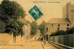 Doué La Fontaine * Rue Des Fontaines * Cpa Toilée Colorisée - Doue La Fontaine