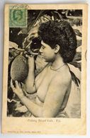 C. P. A. : FIDJI, FIJI : Picking Bread Fruit, Girl Topless, Stamp In 1908 - Fidji