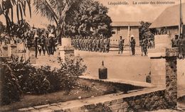 CPA CONGO BELGE - LEOPOLDVILLE - REMISE DES DECORATIONS - SOLDATS CONGOLAIS - NEUVE - NON CIRCULEE. - Kinshasa - Leopoldville (Leopoldstadt)