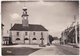 23 - CHATELUS-MALVALEIX (Creuse) - L'Hôtel De Ville, Sumonté D'une Horloge à 4 Cadrans, Construit En 1818 / Voitures - Chatelus Malvaleix