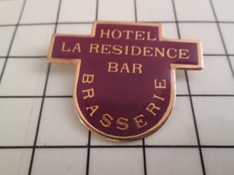 816A Pin's Pins / Rare Et De Belle Qualité !!! THEME : BOISSONS / BAR BRASSERIE HOTEL LA RESIDENCE - Boissons