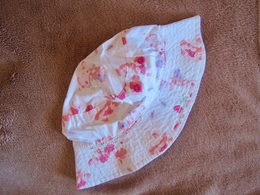 Bonnet Pour Bébé / BABY CAP "HIGGLEDEE" - Autres & Non Classés