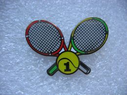 Pin's 2 Raquettes De Tennis De Couleur Et La Balle Au Milieu - Tennis
