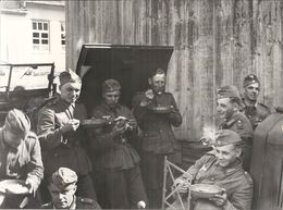 39/45 .MILITAIRES ALLEMANDS PENDANT UNE HALTE . LE REPAS - Krieg, Militär