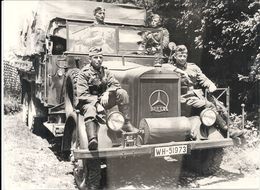 39/45 .MILITAIRES ALLEMANDS PENDANT UNE HALTE .SUR LE CAMION MERCEDES - Guerre, Militaire