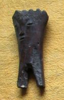 Lega - Originele Talisman Met 2 Figuren In Gerookt Ivoor.- Amulette Originale En Ivoire Fumée Représentent Deux Figures - Art Africain