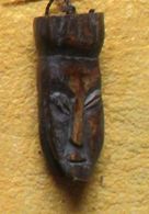 Lega - Originele Talisman Met 2 Figuren In Gerookt Ivoor.- Amulette Originale En Ivoire Fumée Représentent Deux Figures - African Art
