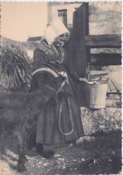 86 - VOUILLE LA BATAILLE - ET CHAMPIGNY LE SEC - COSTUME D EPOQUE - FEMME ALLANT AU PUITS AVEC UNE CHEVRE - Vouille