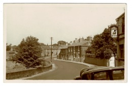 Ref 1374 - Real Photo Plain Back Card - The Beehive Thorner Leeds Yorkshire - Tetley Sign - Leeds