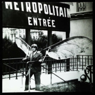 MAXI-CARTE   - L'homme Aux Ailes Volantes Sortant Du Métro De Paris "Concours Lépine 1935"  -  (14 X 11 Cm) - Hommes