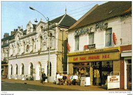 Carte Postale 62. Harnes   Café Tabac PMU  "Au Roi De La Bière"  Mairie Trés Beau Plan - Harnes