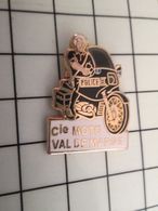 115d Pin's Pins / Rare Et De Belle Qualité !!! THEME POLICE / COMPAGNIE MOTO DU VAL DE MARNE MOTARD Modèle Or Pour Les G - Pétanque