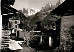 Soglio (Bergell) - Dorfpartie Mit Blick Auf Sciora-Gruppe (18-238) - Soglio