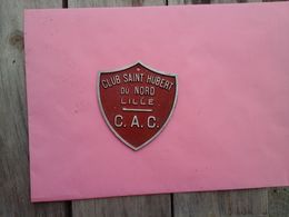 Chasse - CLUB SAINT HUBERT DU NORD - C.A.C.  - LILLE - RARE ANCIENNE PLAQUE EN ALU FORME D'ECUSSON - Rallye (Rally) Plates