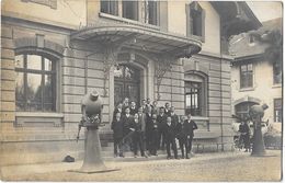 Carte Photo Groupe D'hommes Devant Un Batiment Animation ALSACE ? ALLEMAGNE ? - A Identifier