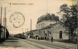 Ancenis * La Gare * Arrivée Train Locomotive * Ligne Chemin De Fer - Ancenis