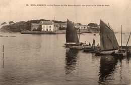 Douarnenez * Vue Prise De La Cale Du Guet * L'ile Tristan Et L'ile St Michel * Bateaux De Pêche Et Pêcheurs - Douarnenez