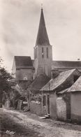 Cpsm 9x14. CHATEAUNEUF SUR SARTHE (49)  L'Eglise ( Rare Vue De Rue Du Village ) - Chateauneuf Sur Sarthe