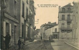 VENDEE  LES HERBIERS  La Grande Rue Et La Poste - Les Herbiers