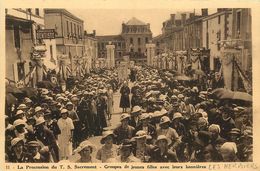 VENDEE  LES HERBIERS  LA PROCESSION Du T.S Sacrement - Les Herbiers