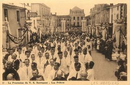 VENDEE  LES HERBIERS  LA PROCESSION Du T.S Sacrement - Les Herbiers