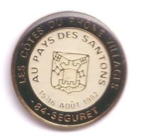 N136 Pin's Vin SEGURET Pays Des Santons Un Des Plus Beaux Villages De France Vaucluse Cote Du Rhône Achat Immédiat - Boissons