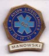 R319 Pin's Médecine Ambulance Ambulances Manowski à Avion Pas-de-Calais Achat Immédiat - Avions
