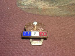 Insigne De Boutonnière émaillée Ffp Jp Federation Francaise De Pétanque Jeu De Boules Par Fraisse Bon Etat - Petanque