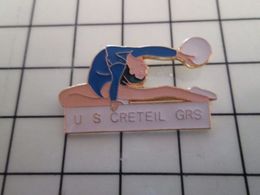 415b Pin's Pins / Rare & Belle Qualité !!! THEME : SPORTS / GYMNASTIQUE FEMININE FILLE EN MAILLOT US CRETEIL GRS - Gimnasia