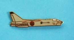 1 PIN'S  //   ** F-8E CRUSADER / SUR PORTE-AVIONS / MARINE NATIONALE FRANÇAISE ** - Avions