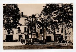 - CPA SAINTE-LIVRADE-SUR-LOT (47) - Monument Aux Morts - Place De La Mairie - Edition CHATAGNEAU 601 - - Altri & Non Classificati