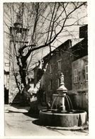 Carte Postale La Roquebrussanne - Place De La Fontaine Et L'Horloge - La Roquebrussanne