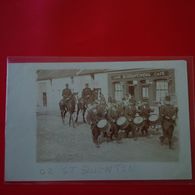 CARTE PHOTO SAINT QUENTIN SISSONNE ? CAFE MODERN CINEMA ET ESTAMINET SOLDAT FANFARE 1910 - Sissonne