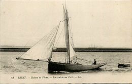 Brest * Bateau De Pêche * La Rentrée Au Port * Pêcheur - Brest