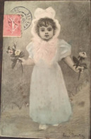 Cpa De 1906 Illustrateur Signée Henri BOUTET, Enfant-fillette, Bien Habillée, Avec Coiffe, Et Fleurs Dans Chaque Main - Boutet