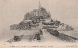 LE MONT SAINT-MICHEL. -  Côté Du Sud, Vue Prise De La Digue. Train Et Voitures-attelages 1er Plan - Le Mont Saint Michel
