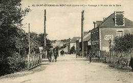 St Etienne De Montluc * Passage à Niveau De La Gare * Café * Ligne Chemin De Fer - Saint Etienne De Montluc