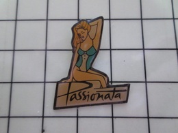 316c Pin's Pins / Beau Et Rare / THEME : PIN-UPS / BLONDE  EN LINGERIE - Pin-ups