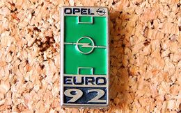 Pin's OPEL EURO 92 - Football- Peint Cloisonné - Fabricant Inconnu - Opel