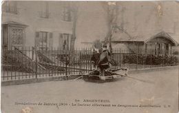 Delcampe - 95 - ARGENTEUIL - CPA  - Inondation De Janvier 1910 - Le Facteur Effectuant Sa Dangereuse Distribution - Argenteuil