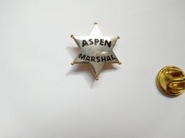 Beau Pin's , Police , étoile , Marshal Aspen , USA , ATTENTION : Pin's Décoloré - Police