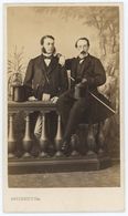 CDV Circa 1870. Deux Hommes Avec Chapeau Haute Forme Dans Un Décor Par Berthault à Angers. Mode. Bourgeoisie Ou Noblesse - Alte (vor 1900)